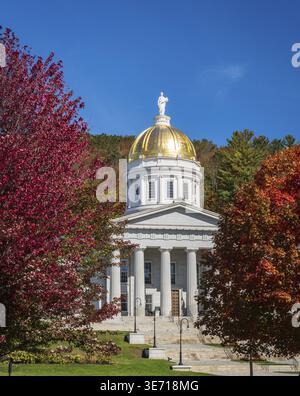 Cupola in foglia d'oro dell'edificio del campidoglio della Vermont state House a Montpelier, Vermont. I brillanti colori autunnali circondano l'edificio Foto Stock