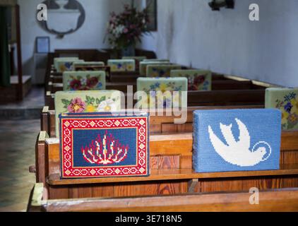 Cuscinetto di preghiera o inginocchiamento nella Chiesa della Minster, Boscastle, Cornovaglia, Inghilterra, Regno Unito Foto Stock