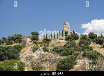 Monumento di Filopappos sopra il sentiero sulla cima della collina di Filopappou Foto Stock