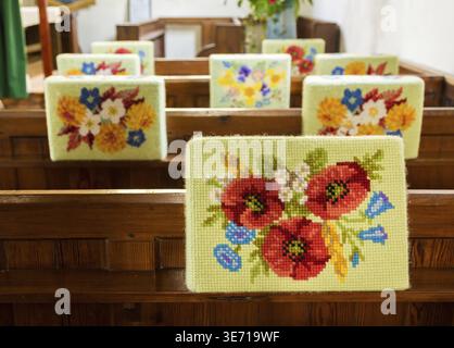 Cuscinetto di preghiera o inginocchiamento nella Chiesa della Minster, Boscastle, Cornovaglia, Inghilterra, Regno Unito Foto Stock
