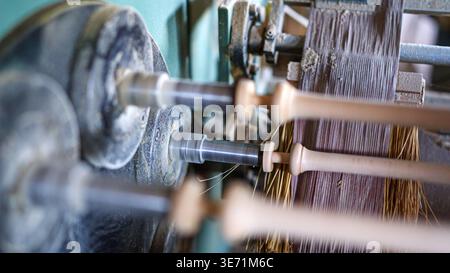 Levigatrice a balestra in legno, che produce componenti per mobili Foto Stock