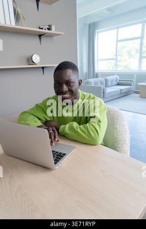 Giovane afroamericano che lavora con un notebook moderno Foto Stock