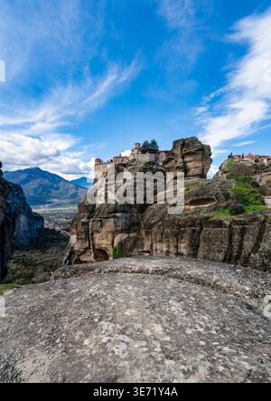 Monastero di Varlaam arroccato su torreggianti colonne di roccia a Meteora, Grecia. Paesaggio spettacolare con architettura storica ortodossa, sfondo di montagna, e. Foto Stock