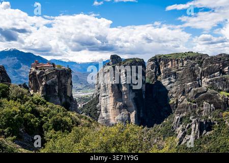 Il Monastero della Santissima Trinità (Agia Triada) è arroccato su una spettacolare colonna rocciosa a Meteora, in Grecia. Spettacolari scogliere, viste sulla valle e la storica chiesa ortodossa Foto Stock
