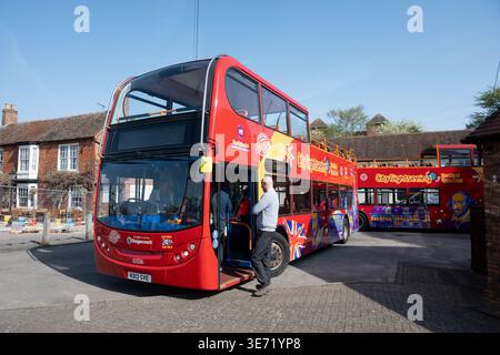 Autobus turistici scoperti, Stratford-upon-Avon, Warwickshire, Inghilterra, Regno Unito Foto Stock