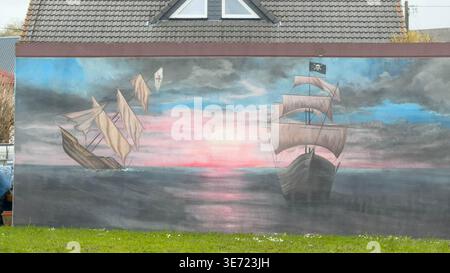 Street Art nell'Eifel - Garage con due navi al tramonto. Foto di alta qualità Foto Stock