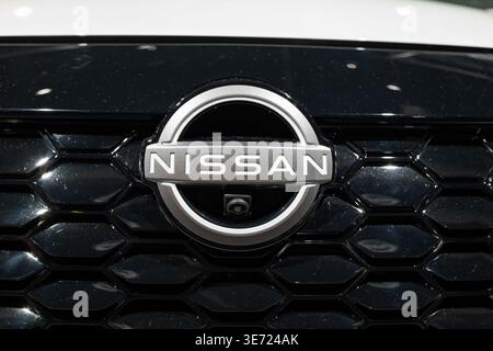Zurigo, Svizzera, 10 ottobre 2025. Primo piano dell'emblema Nissan montato sul cofano e della telecamera anteriore Foto Stock