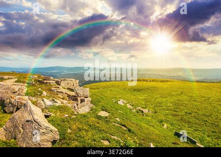 tramonto sul paesaggio montuoso durante l'estate. massi e formazioni rocciose circondano colline erbose. immagine di un altopiano intatto. leadershi Foto Stock