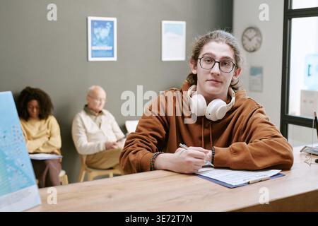 Ritratto dell'uomo adulto che completa la forma di entrata nella sala d'attesa della terapia Foto Stock