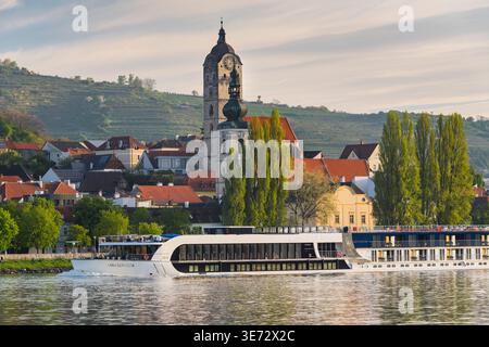 Nave sul Danubio, Frauenbergkirche, chiesa parrocchiale di San Nicola, Krems, Danubio, bassa Austria, Austria Foto Stock