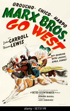 Questo vivace poster cinematografico di "Go West" (1940) presenta gli iconici fratelli Marx, Groucho, Chico e Harpo, in una selvaggia scena comica. Il film della Metro-Goldwyn-Mayer vede anche John Carroll e Diana Lewis, promettendo un'avventura "ruggente" con Risate, ragazze e canzoni. Foto Stock