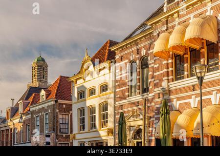 Vista al tramonto degli edifici storici nella città olandese di Zwolle a Overijssel, nei Paesi Bassi Foto Stock