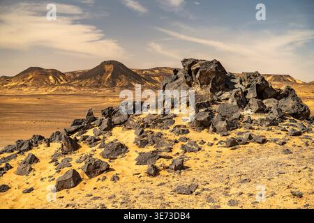 Paesaggio del deserto Nero nella parte egiziana del deserto libico, Egitto, Africa Foto Stock