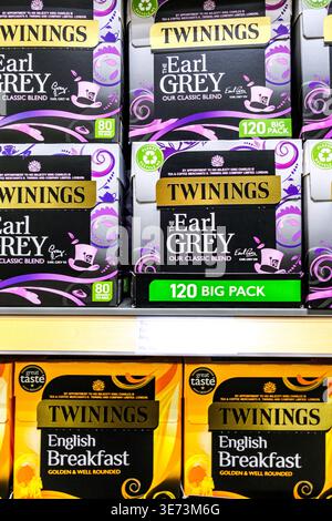 Epsom Londra Regno Unito, 09 aprile 2026, esposizione di colazione all'inglese e bustine di tè Earl Grey Foto Stock