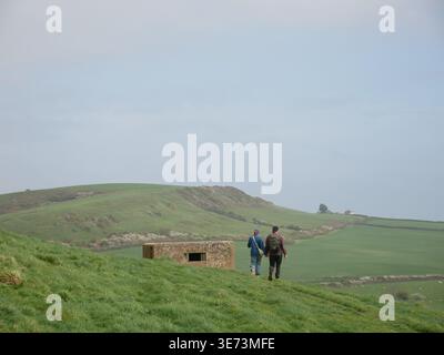 Giovane coppia che cammina sulla costa giurassica vicino alla parte finale di Abbotsbury della Fleet Lagoon. Dorset, Inghilterra, Regno Unito Foto Stock