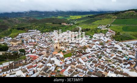 Una suggestiva prospettiva aerea cattura il cuore di Antequera, caratterizzato da un fitto arazzo di case bianche e tetti piastrellati. Al centro si trova la sa Foto Stock