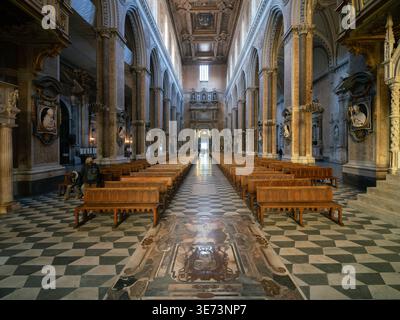 Duomo di Napoli, rinascita gotica e chiesa in stile barocco a Napoli, Italia Foto Stock