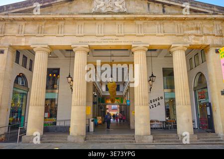 Exeter, Regno Unito - 22 marzo 2026. Il grande ingresso del colonnato neoclassico al Centro commerciale Guildhall di Exeter, con alte colonne e Foto Stock