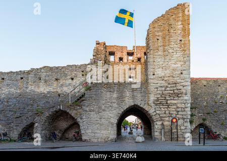 Mura storiche della città nella città vecchia di Visby sull'isola di Gotland, Svezia, provincia di Gotland Foto Stock