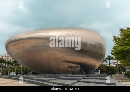 Museo spaziale di Shenzhen futuristico edificio a forma di disco di bronzo esterno contro cielo nuvoloso, Cina Foto Stock