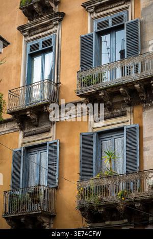 Casa con persiane blu, Catania, Sicilia, Italia Foto Stock