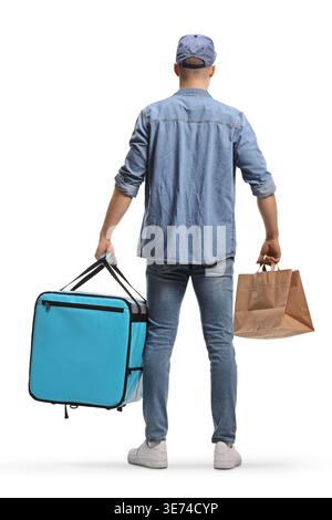 Immagine posteriore di un addetto al parto con un sacchetto grande e un pacco di carta isolato su sfondo bianco Foto Stock