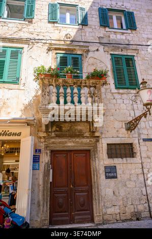 Una tipica facciata di una vecchia casa nel centro di Spalato, crogiolata dal sole autunnale. Foto Stock