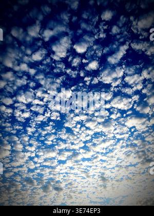 Un cielo azzurro limpido con qualche nuvola sopra Amburgo, Germania. Foto Stock