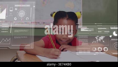 HUD che appare studente appoggiato scrittura con matita gialla mentre le sovrapposizioni si spostano per mostrare l'avanzamento. Allievo, aula, scrivania, lavagna, mappa, futuristico, Foto Stock