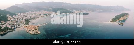 Vista aerea panoramica del tranquillo borgo costiero con edifici vivaci e attività in barca Foto Stock