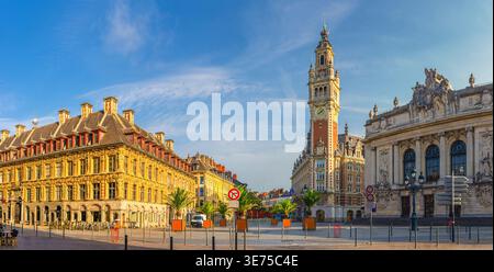 Panorama del centro storico di Lille piazza Place du Theatre con la Vecchia Borsa di Vieille Bourse, la camera di commercio Nouvelle Bourse, l'Opera de Foto Stock