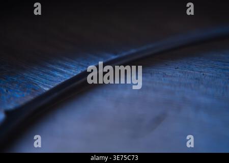 Sfondo macro blu scuro con linea curva sulla superficie in legno Foto Stock