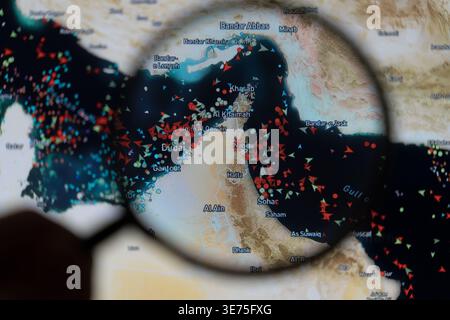 Lente d'ingrandimento incentrata sulla mappa del traffico marittimo dello stretto di Hormuz durante la crisi energetica del 2026, che mostra le petroliere e le navi cargo che navigano Foto Stock