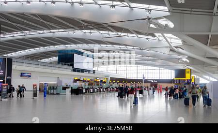 Ampia vista del Terminal 5 dell'aeroporto di Heathrow con i viaggiatori, Londra, Regno Unito Foto Stock