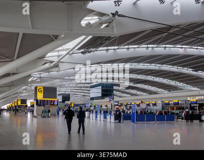Aeroporto di Heathrow Terminal 5 sala check-in con passeggeri, Londra, Regno Unito Foto Stock