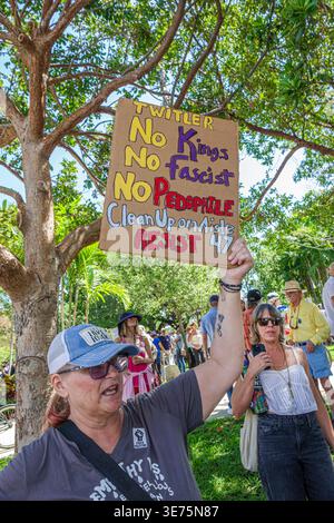Miami Beach, Florida, Pride Park, No Kings Day of Action, donna adulta, donna manifestante con cartello con su scritto, no Kings no fascist no pedofilo, resisti al messag Foto Stock