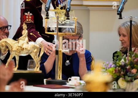 La segretaria degli Esteri Yvette Cooper si siede dopo aver parlato al banchetto di Pasqua annuale della Lady Mayor of the City of London, alla Mansion House nella City of London. Data foto: Giovedì 9 aprile 2026. Foto Stock