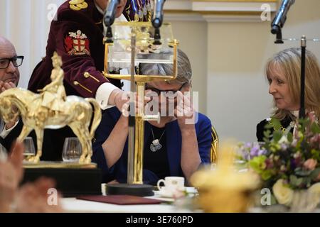 La segretaria degli Esteri Yvette Cooper si siede dopo aver parlato al banchetto di Pasqua annuale della Lady Mayor of the City of London, alla Mansion House nella City of London. Data foto: Giovedì 9 aprile 2026. Foto Stock