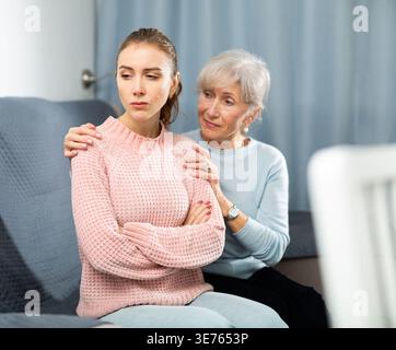 Donna triste e sua madre anziana Foto Stock