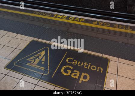 Attenzione Gap, attenzione al segnale GAP sulla metropolitana di Londra, Londra, Regno Unito Foto Stock