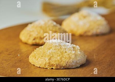 Biscotti di zucchero appena sfornati che offrono una delizia deliziosamente dolce e confortante Foto Stock