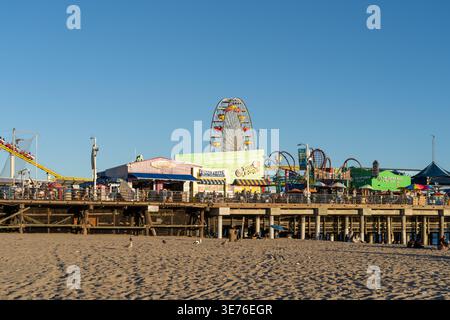 Persone che visitano Pacific Park a Santa Monica, California, Stati Uniti. Foto Stock