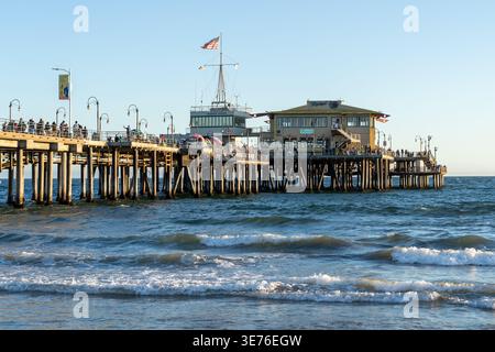 Persone che visitano Pacific Park a Santa Monica, California, Stati Uniti. Foto Stock