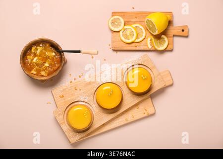 Sali a bordo con deliziose torte al limone e ingredienti su sfondo beige Foto Stock