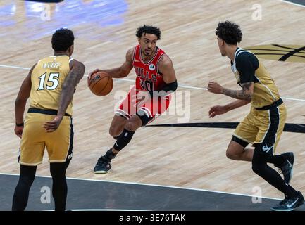 Washington, Stati Uniti. 09 aprile 2026. WASHINGTON, DC - 9 APRILE: I Chicago Bulls guardano tre Jones (30) sull'attacco durante una partita NBA tra i Washington Wizards e i Chicago Bulls il 9 aprile 2026, alla Capital One Arena, a Washington, DC. (Foto di Tony Quinn/SipaUSA) credito: SIPA USA/Alamy Live News Foto Stock