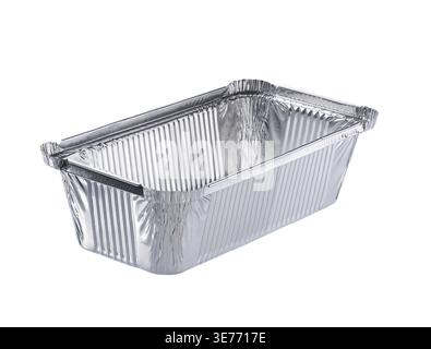 Scatola per alimenti in alluminio monouso isolata su sfondo bianco. Forma rotonda della pellicola isolata per alimenti. Utensili in alluminio per cuocere isolati. Foglio di alluminio Foto Stock