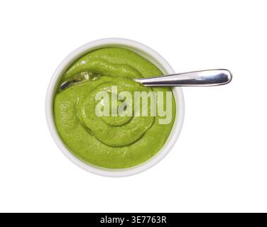 Wasabi in ciotola isolato su sfondo bianco. Porzione di salsa wasabi Foto Stock