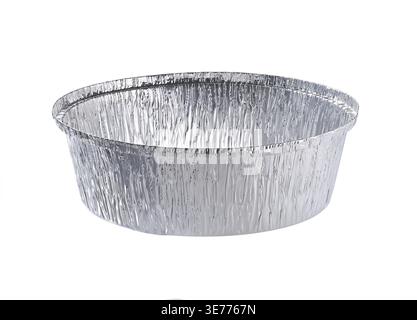 Scatola per alimenti in alluminio monouso isolata su sfondo bianco. Forma rotonda della pellicola isolata per alimenti. Utensili in alluminio per cuocere isolati. Foglio di alluminio Foto Stock