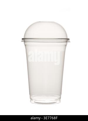 Tazza in plastica trasparente con cappuccio sferico per frullato, limonata e frullato isolato Foto Stock