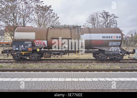 I carri merci Wascosa sono parcheggiati presso la stazione di Stassfurt, Salzlandkreis, Sassonia-Anhalt, Germania, auto merci con scritta Wascosa AN Foto Stock